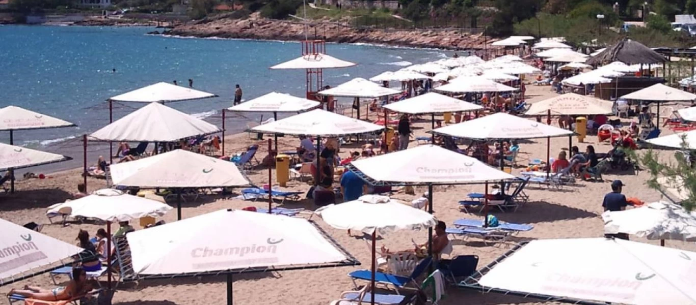 Ο ορισμός της υπερβολής: «Λουκέτο» σε παραλία στο Πόρτο Ράφτη λόγω συνωστισμού - Βρέθηκαν... 16 λουόμενοι παραπάνω!